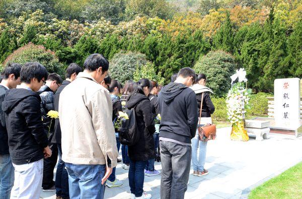 我校师生祭扫荣毅仁陵园