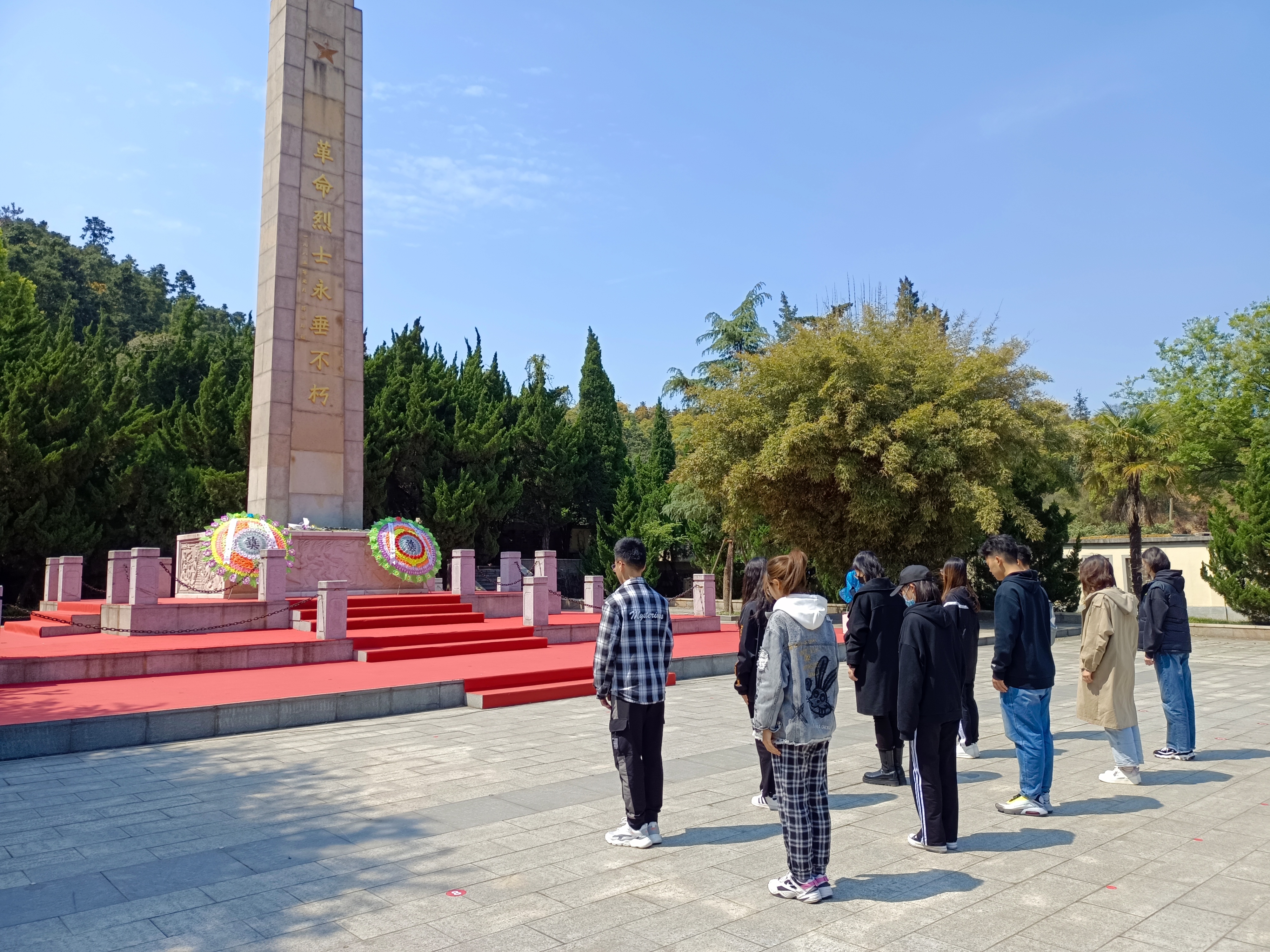 纺织科学与工程学院团学组织赴锡南革命烈士陵园祭奠先烈