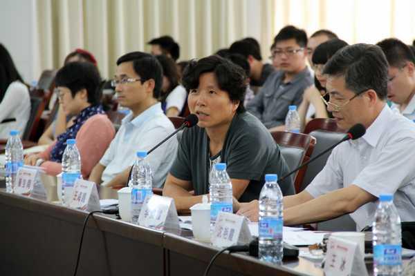 食品学院王海鸥老师对论坛展示项目进行点评