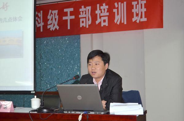 原校长办公室秘书胡振宇做"怎样做好机关文字工作"的交流发言