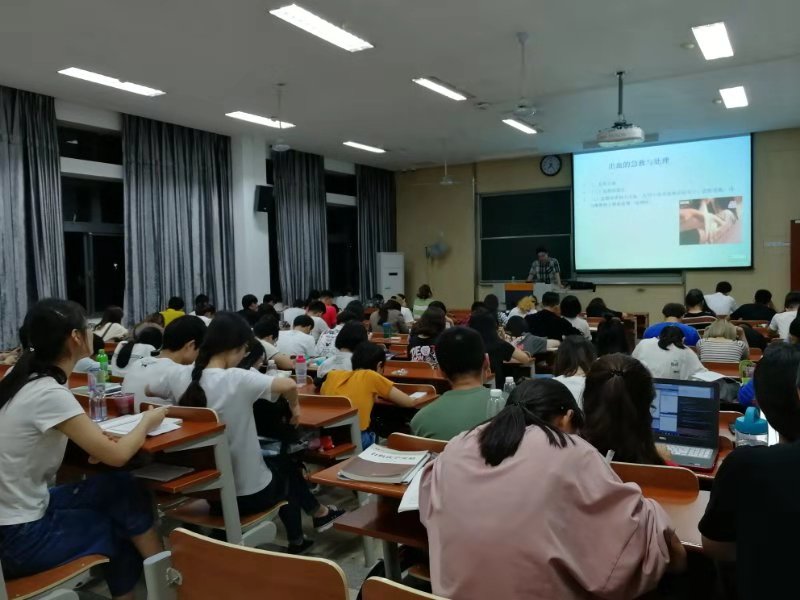 后勤学校之健康课堂大学生青春与健康选修课开讲