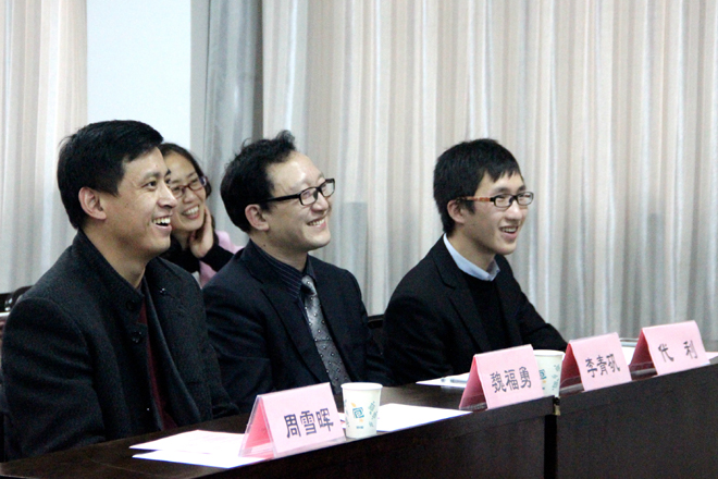 嘉宾认真聆听候选人答辩