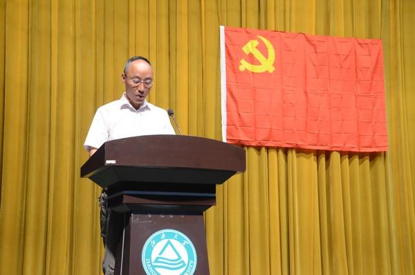 物联网工程学院党委书记朱飞做工作报告