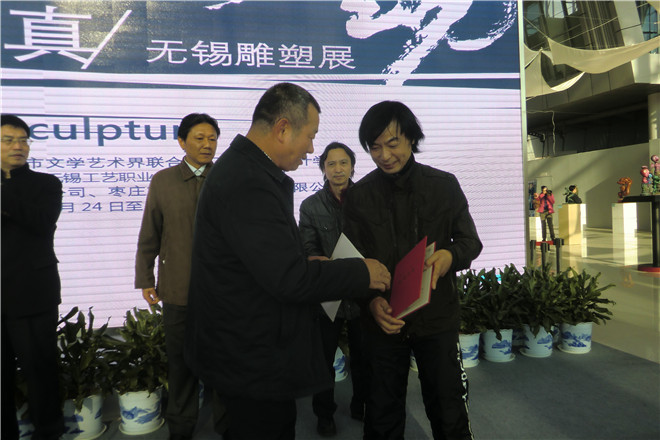 无锡雕塑家徐诚一向省现代美术馆捐赠雕塑《希望》