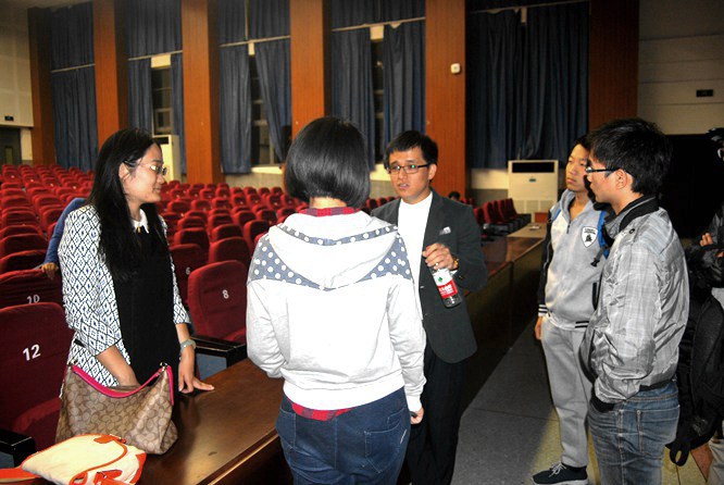 唐忠宝老师和同学互动
