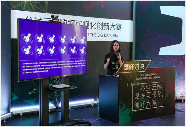 江南大学李桐代表DAISY小组对她们的作品《中国空气质量与大气环境数据可视化》进行答辩