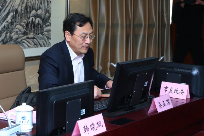 校长助理医学院党委书记吴正国汇报医学院三年建设工作情况