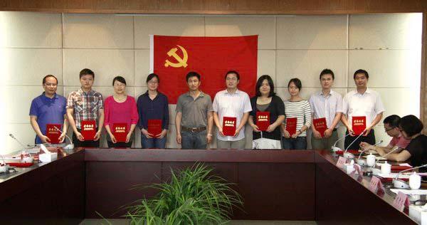 校党委常委、组织部部长戴月波为2013-2014学年机关优秀共产党员颁奖