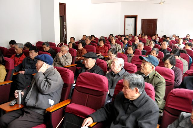 老同志认真聆听报告