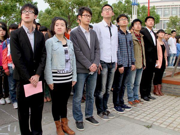师生代表参加升旗仪式