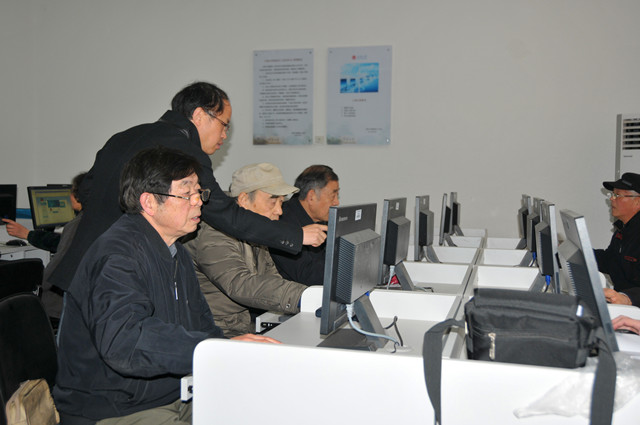 老科协成员学习上网知识