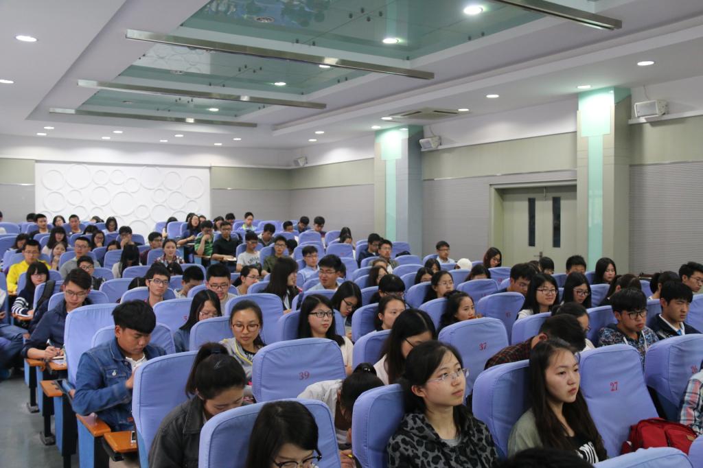 学员认真听讲