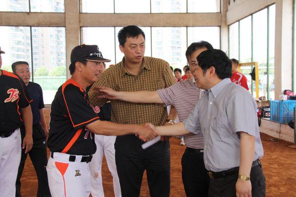 校长陈坚与棒球队教练组成员亲切交谈