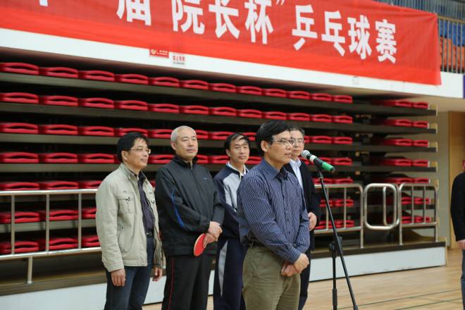 校工会主席冯群康宣布比赛开始