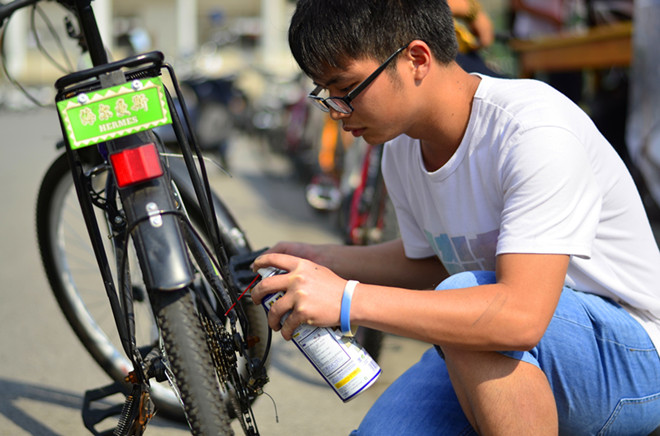 骑迹成员正在为同学保养车
