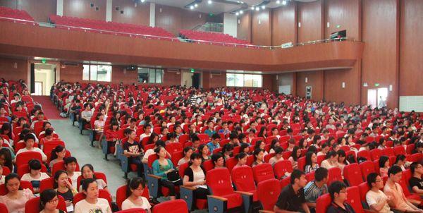 学员们认真聆听报告