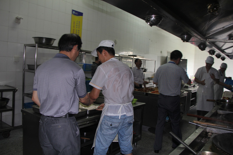 食堂工作场面