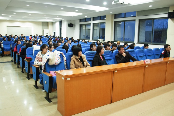 台下师生认真听取同学的分享