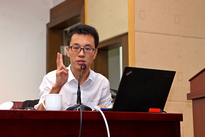 徐川作题为《顶天立地谈信仰》专题报告