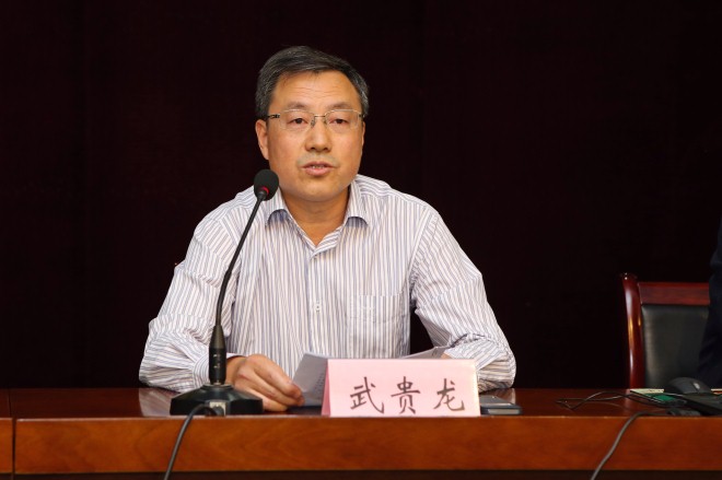 校党委书记武贵龙主持报告会