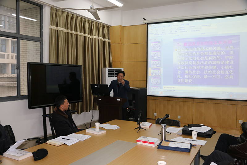 法学院、马克思主义学院从事廉政研究的专家学者、研究生参加了座谈会