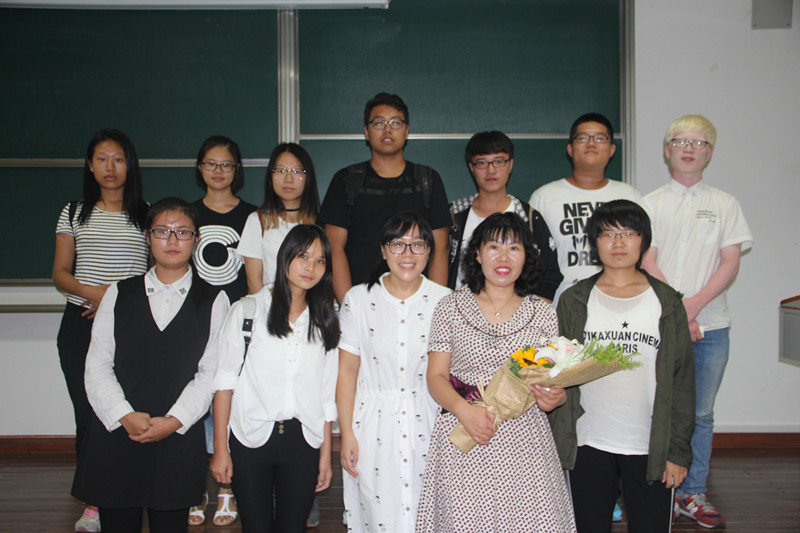 仲阿凤与部分学生合影留念