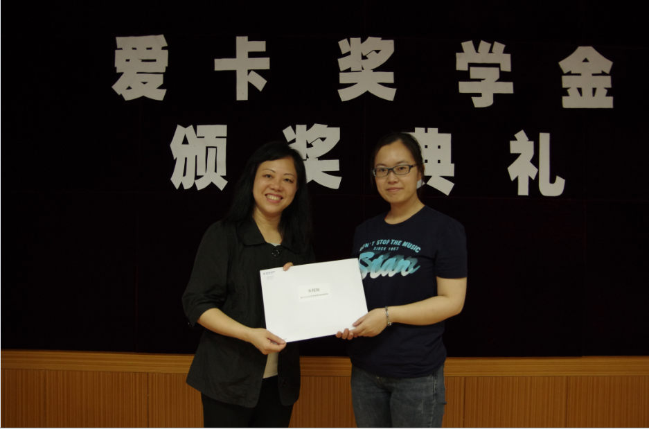 蔡经理为获奖学生颁奖3