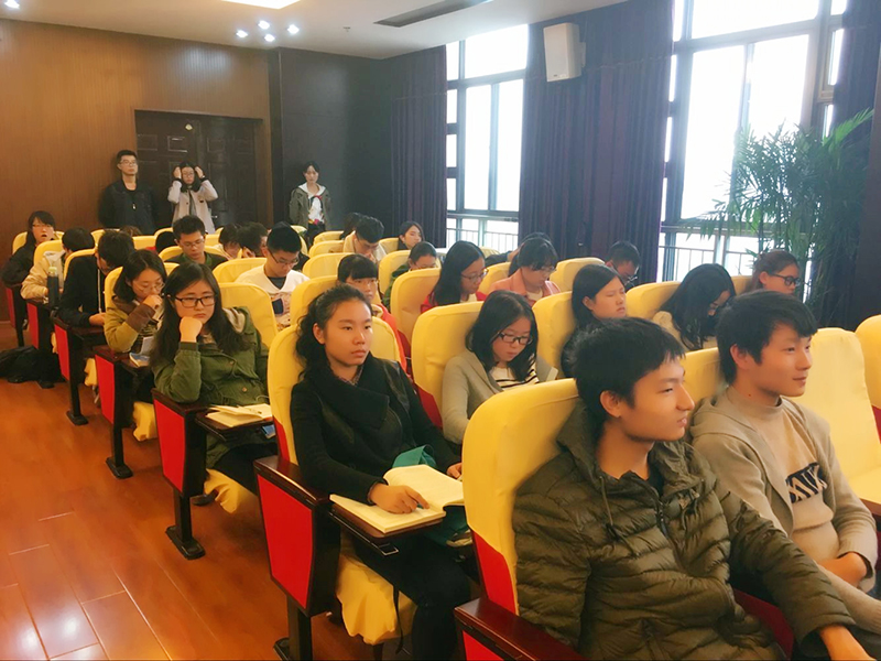 至善学子认真聆听坚持马克思主义指导地位的报告