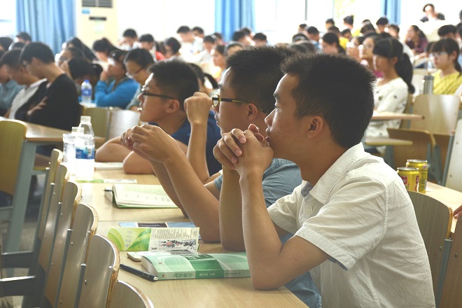 学生们认真听讲