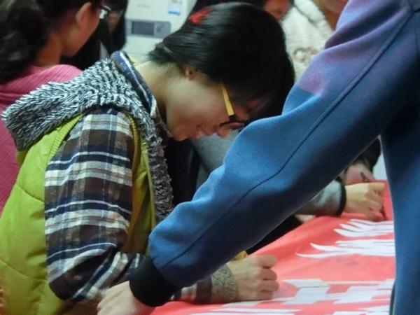 在“树立‘低碳’观念，创建绿色家园”横幅上签字（二）