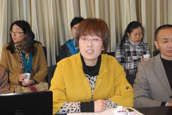 张菁燕书记主持座谈会