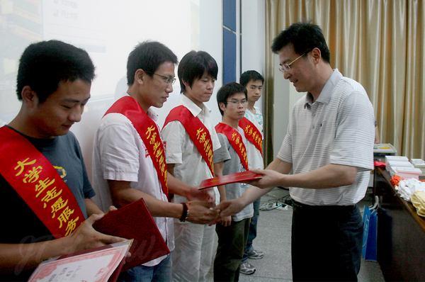 校党委副书记、副校长符惠明教授为志愿者们颁发证书和奖励金