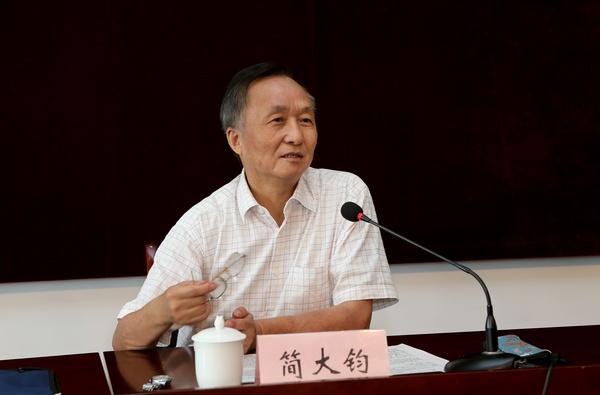 原校党委书记简大钧围绕“青年学生的成才之道”做专题报告