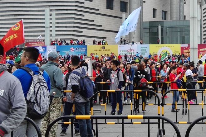我校生物工程学院志愿者在无锡大剧院广场提供人员疏导、交通指引服务