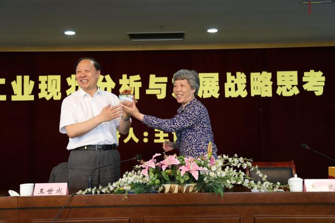 王武教授向王世成副会长赠送“神鼋”吉祥物