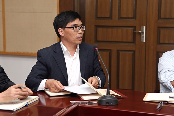 人文学院党委书记卢长征交流发言