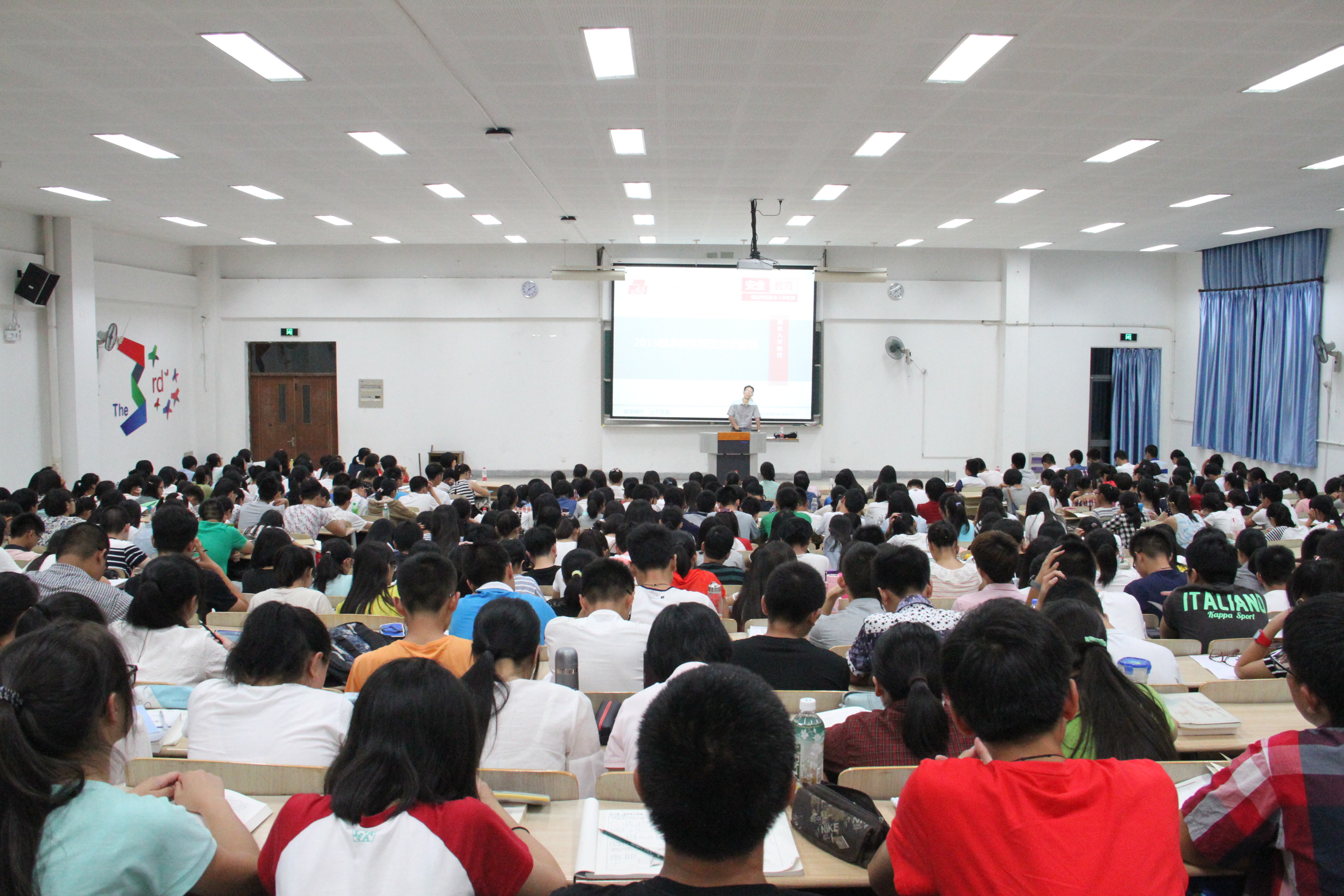 学生聚精会神听讲