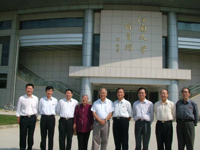 何老参观江南大学体育馆