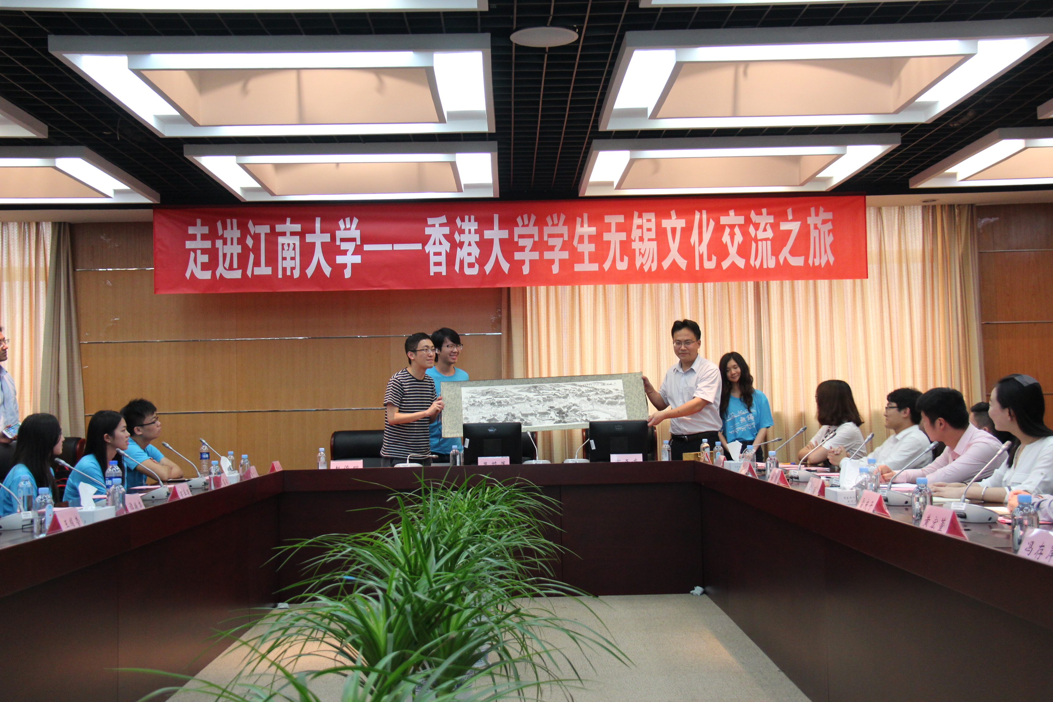 卞正东副处长向香港大学学生访问团赠送礼品