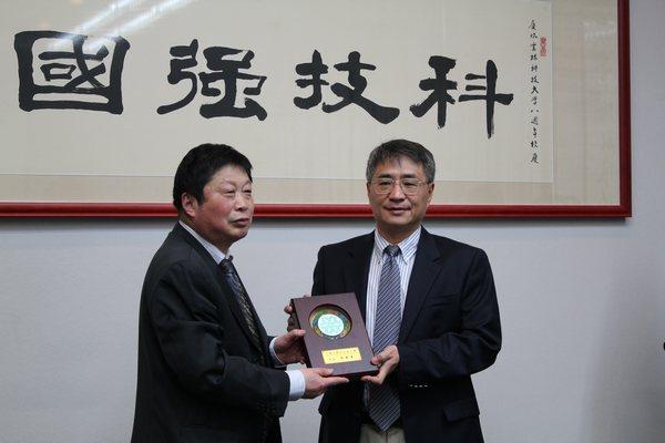 云林科技大学王金龙副校长与我校冯骉副校长互赠纪念品