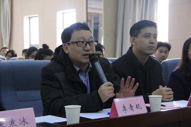 李青矾先生正在提问答辩学生