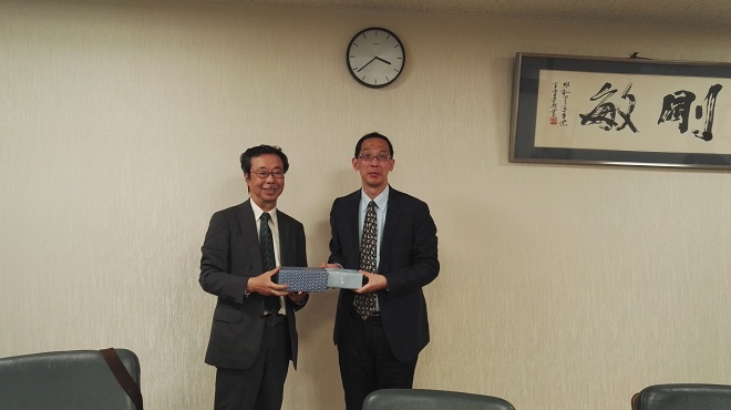 龚晓斌院长与东京经济大学校长堺憲一互换礼物