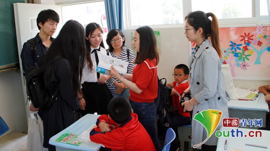 江南大学团委书记王维等参观洛河中心小学。 杨蕾 供图 江南大学团委书记王维等参观洛河中心小学。 杨蕾 供图