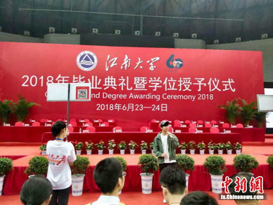 肖斯塔在母校2018年毕业典礼上演唱《无锡》。