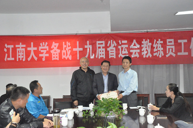 为庄惠华颁发聘书
