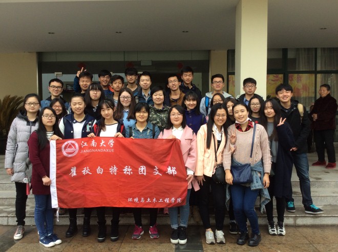 团支部成员志愿活动合照