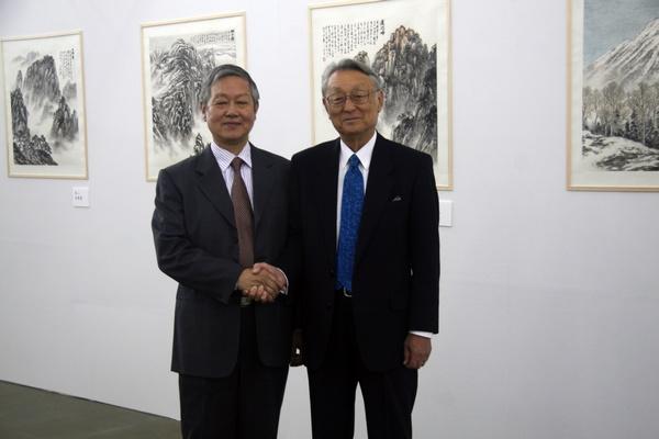 丰口协理事长与刘观庆教授亲切握手