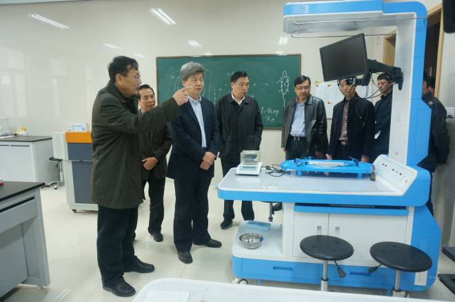 基础医学教学实验中心参观
