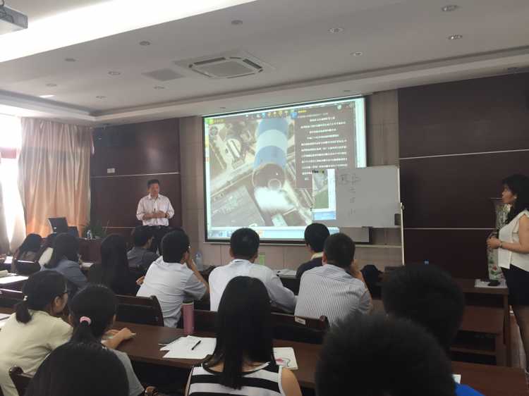 何春银高工与师生积极交流