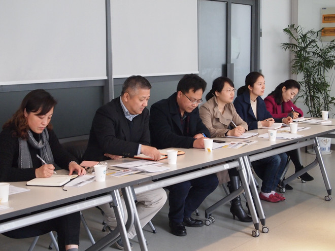 与会人员就相关问题开展讨论